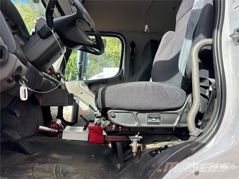 Freightliner Coronado 122SD Boom Truck Kranwagen