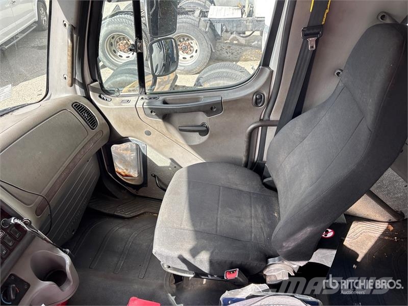 Freightliner Coronado 122SD Boom Truck Kranwagen