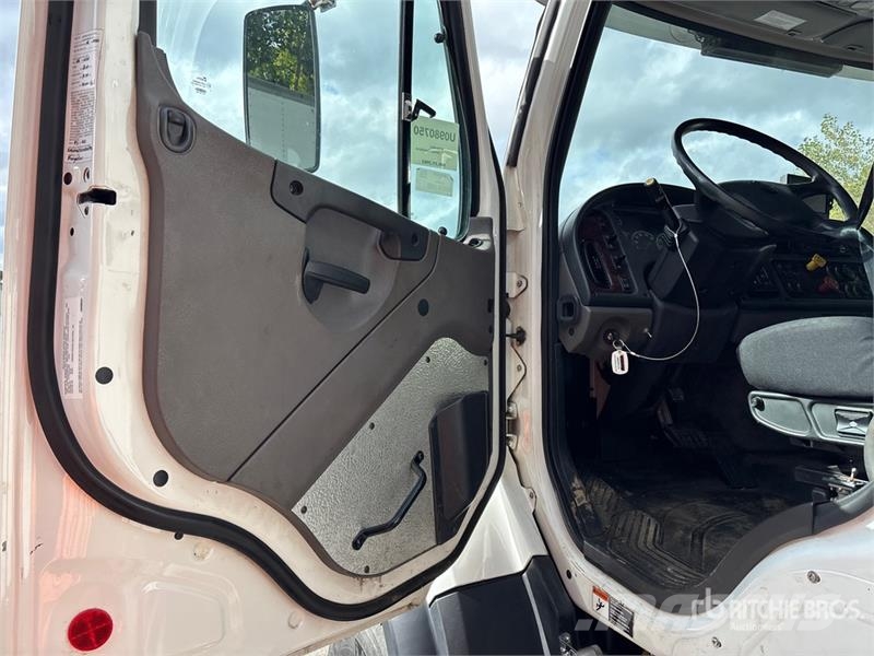 Freightliner Coronado 122SD Boom Truck Kranwagen