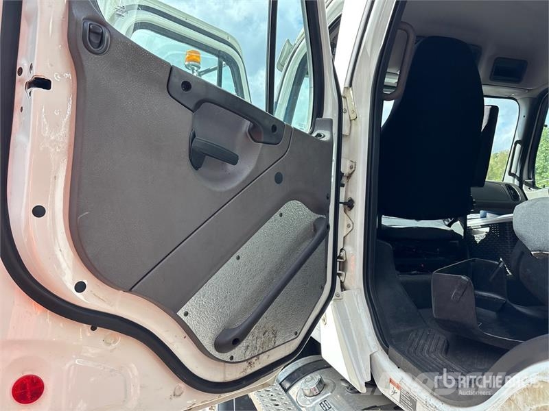Freightliner Coronado 122SD Boom Truck Kranwagen