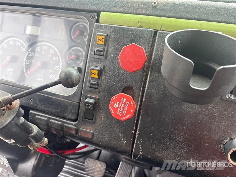 Freightliner FL112 6x4 Asphalt Distributor Truck Kamioni cisterne