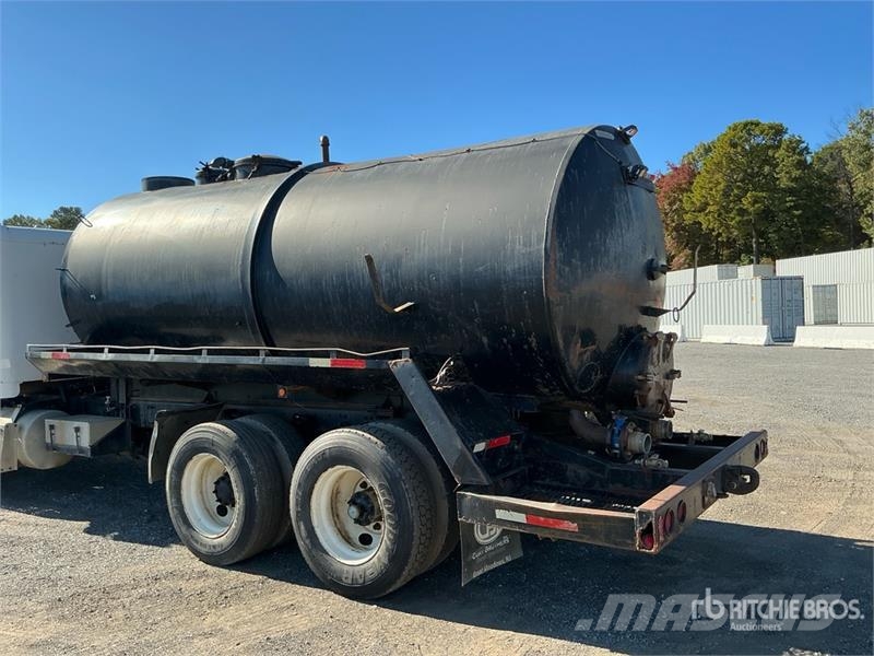 Freightliner FL70 6x4 Vacuum Tanker Truck Комбі/Вакуумні вантажівки