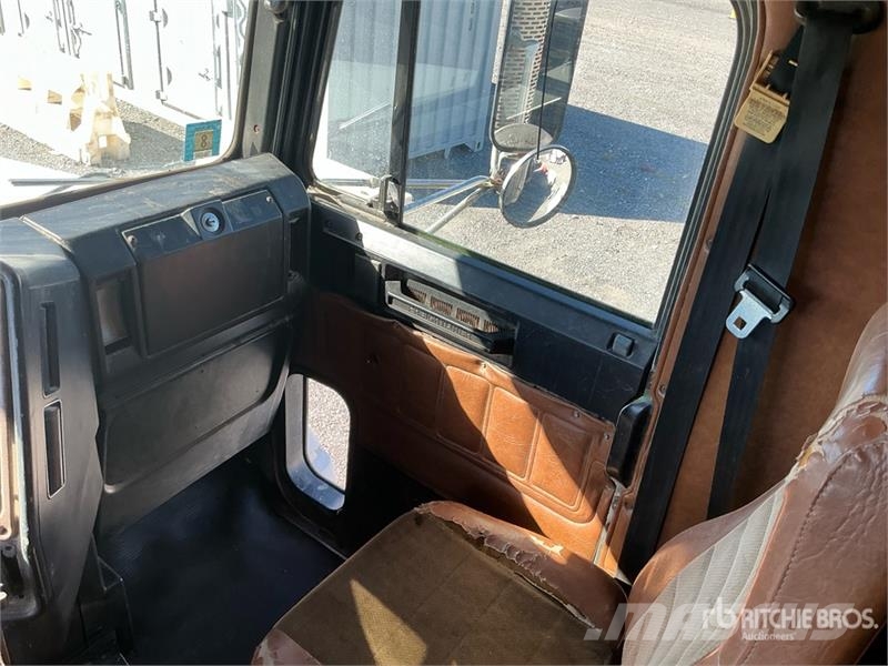 Freightliner FL70 6x4 Vacuum Tanker Truck Комбі/Вакуумні вантажівки