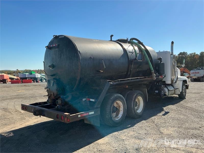 Freightliner FL70 6x4 Vacuum Tanker Truck Комбі/Вакуумні вантажівки