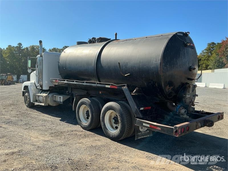 Freightliner FL70 6x4 Vacuum Tanker Truck Комбі/Вакуумні вантажівки