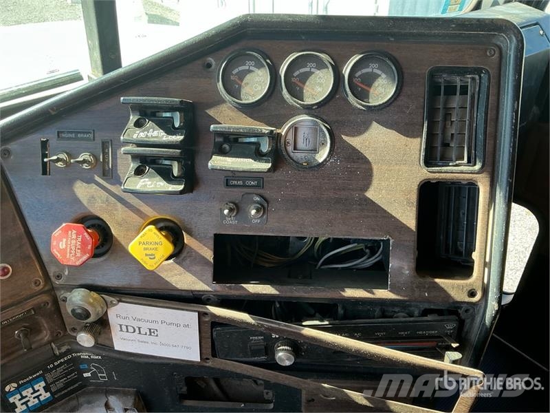 Freightliner FL70 6x4 Vacuum Tanker Truck Комбі/Вакуумні вантажівки