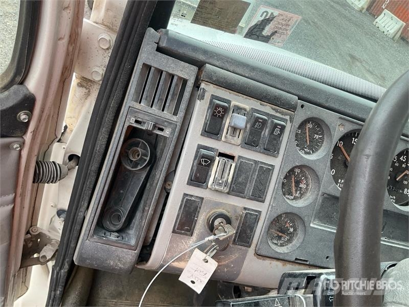 Freightliner FL80 Flatbed Truck (Glider Kit) Tovornjaki s kesonom/platojem