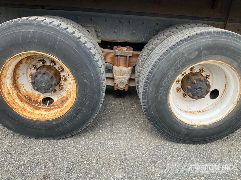 Freightliner FL80 Flatbed Truck (Glider Kit) Tovornjaki s kesonom/platojem