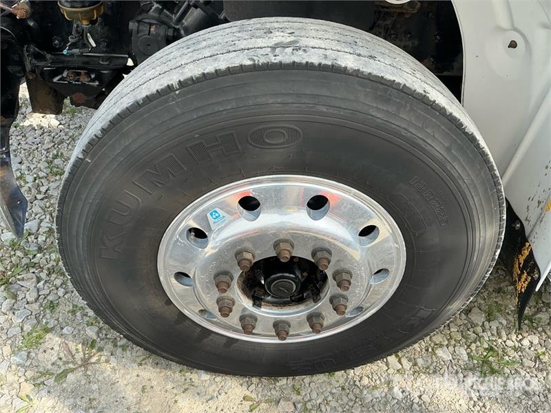 Freightliner M2 106 Tovornjaki s kesonom/platojem