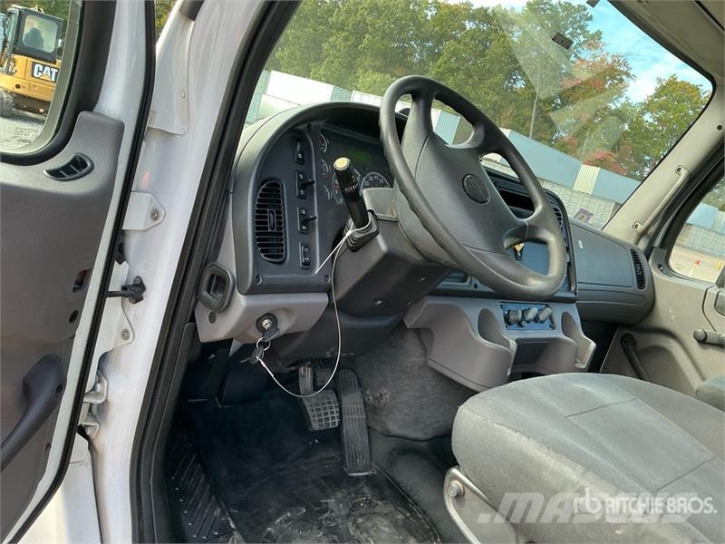 Freightliner M2 106 Вантажівки-платформи/бокове розвантаження