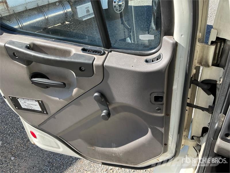 Freightliner M2 106 Furgoonautod
