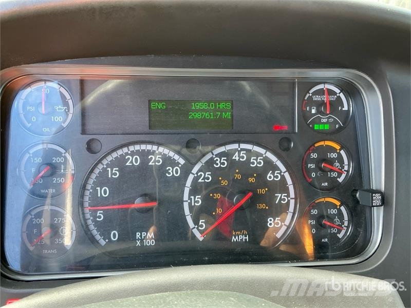 Freightliner M2 106 Вантажівки-платформи/бокове розвантаження