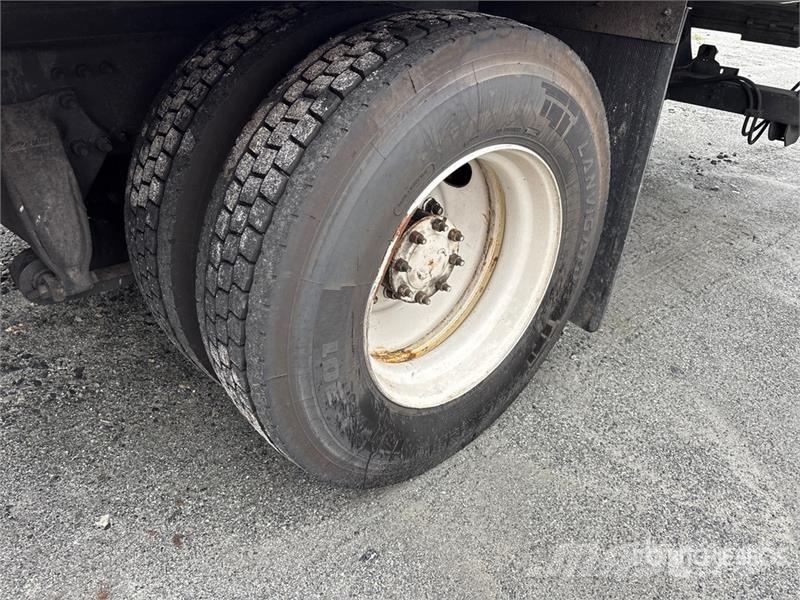 Freightliner M2 106 Kapali kasa kamyonlar