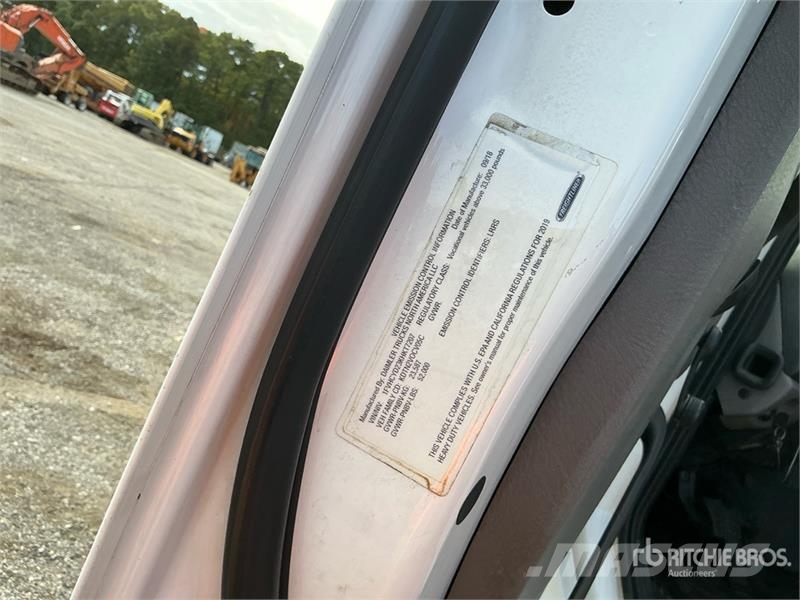 Freightliner M2 106 Вантажівки-платформи/бокове розвантаження