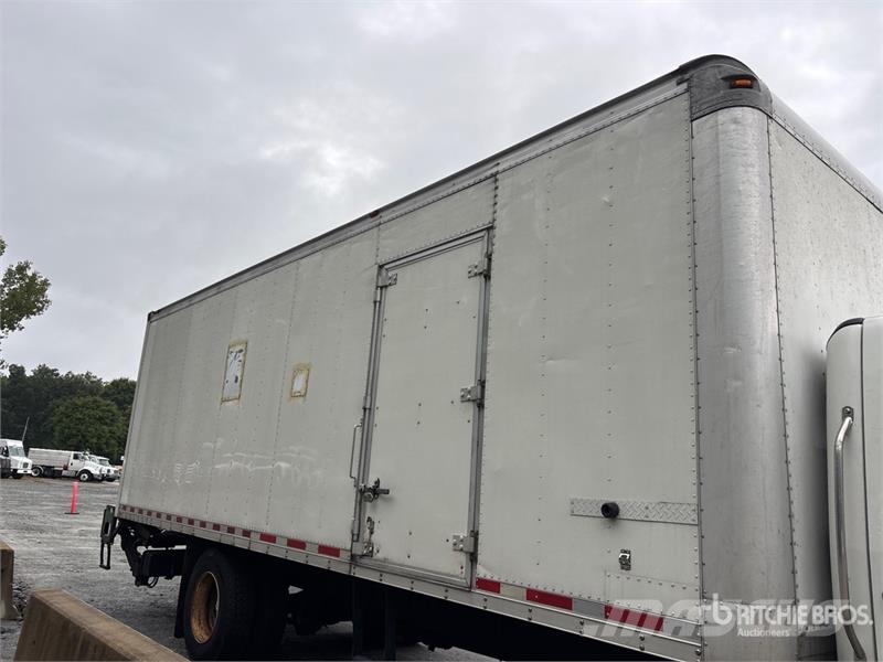 Freightliner M2 106 Kapali kasa kamyonlar
