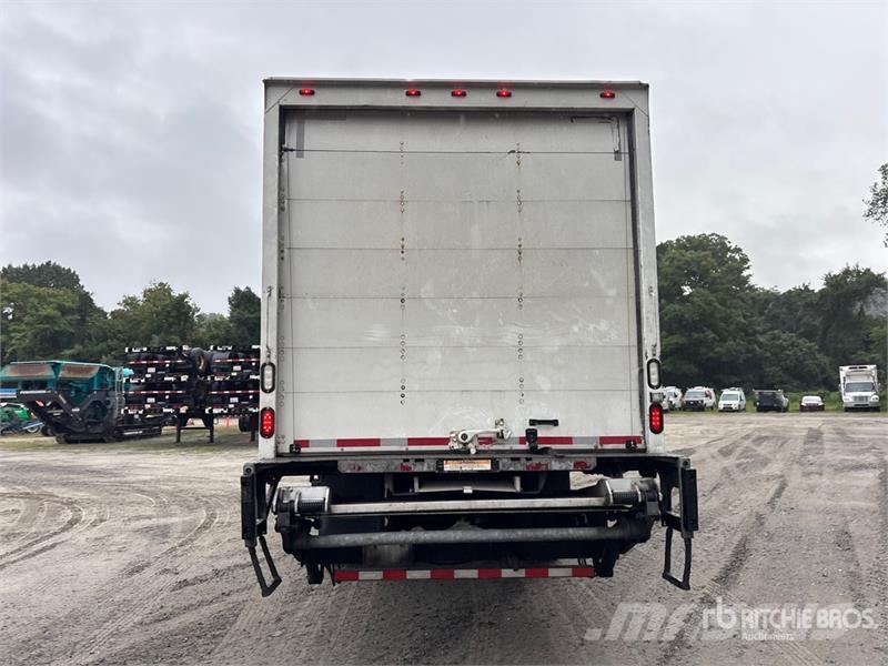 Freightliner M2 106 Kapali kasa kamyonlar