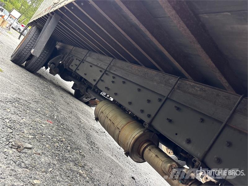 Freightliner M2 106 Kapali kasa kamyonlar