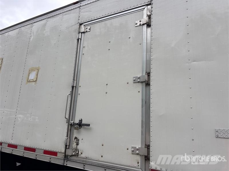 Freightliner M2 106 Kapali kasa kamyonlar