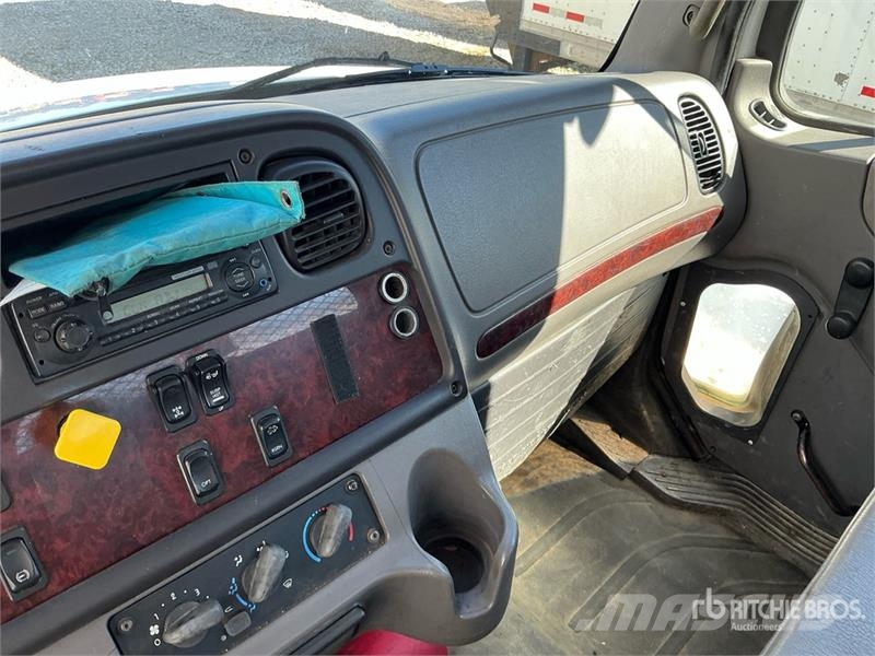 Freightliner M2 106 Tovornjaki s kesonom/platojem