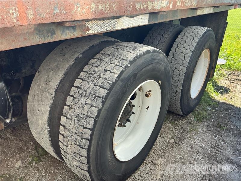 Freightliner M2 106 Tovornjaki s kesonom/platojem