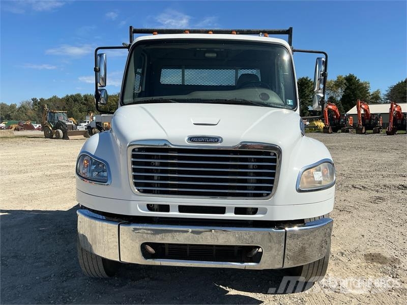 Freightliner M2 106 Tovornjaki s kesonom/platojem