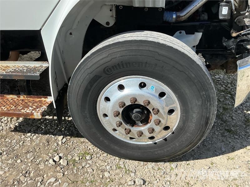 Freightliner M2 106 Tovornjaki s kesonom/platojem