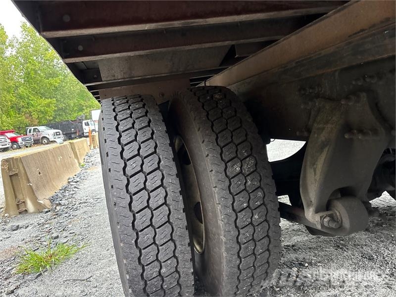 Freightliner M2 106 Kapali kasa kamyonlar