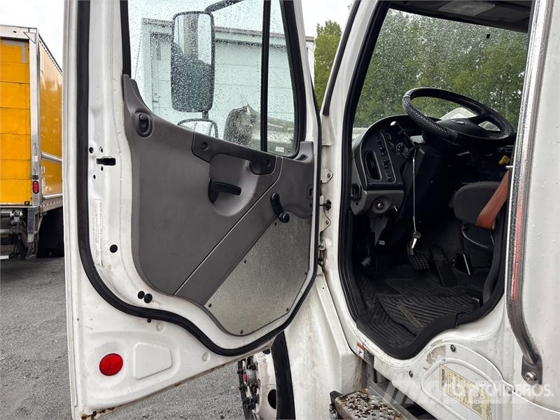 Freightliner M2 106 Kapali kasa kamyonlar