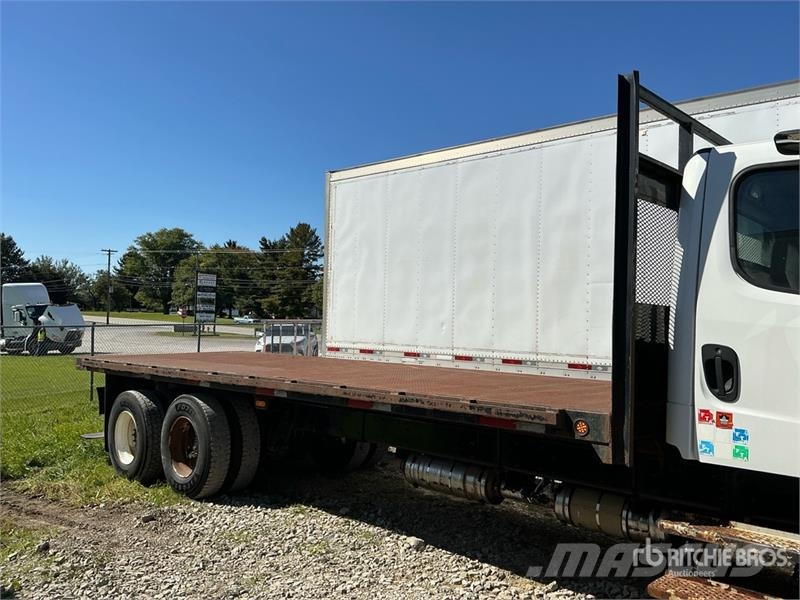 Freightliner M2 106 Tovornjaki s kesonom/platojem