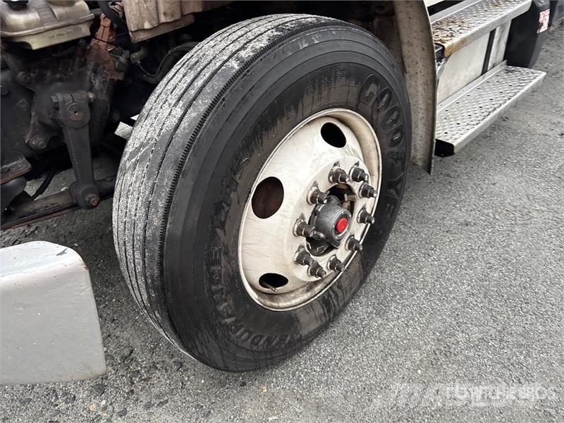 Freightliner M2 106 Kapali kasa kamyonlar
