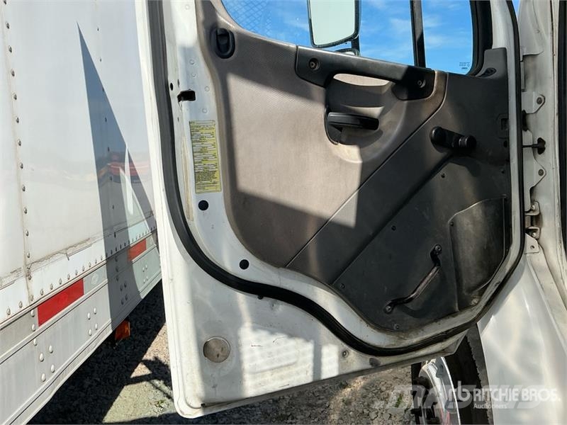 Freightliner M2 106 Tovornjaki s kesonom/platojem
