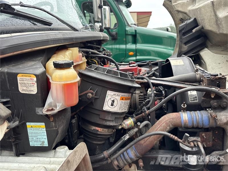 Freightliner M2 106 Kapali kasa kamyonlar
