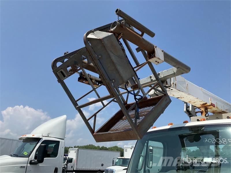 Freightliner M2 106 Bilmontert lift