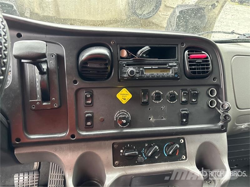 Freightliner M2 106 Kapali kasa kamyonlar