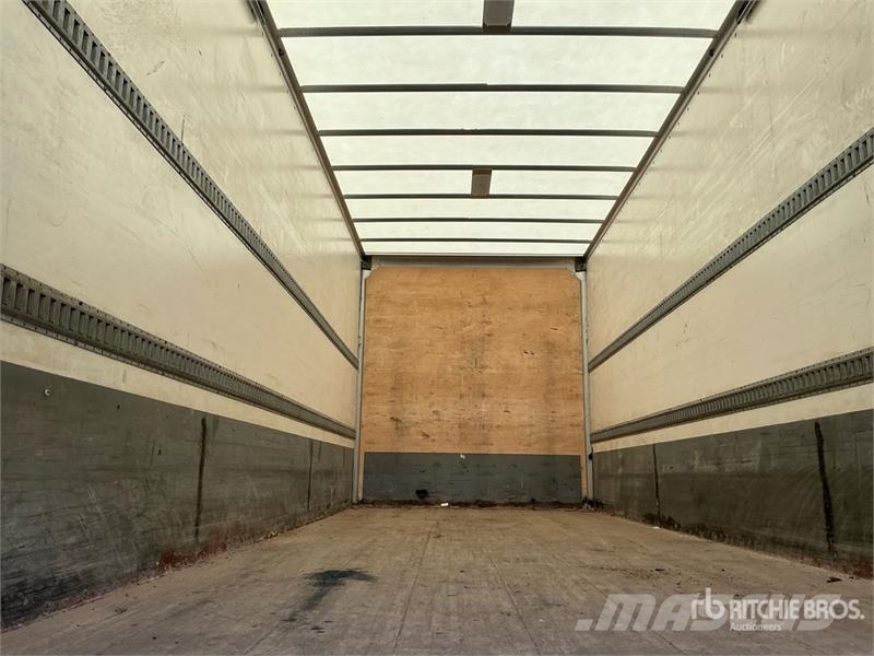Freightliner M2 106 Furgons