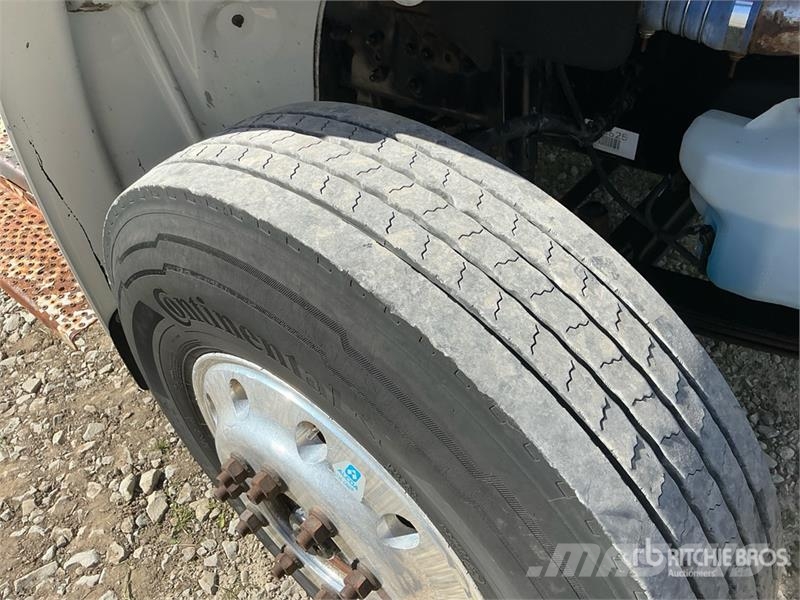 Freightliner M2 106 Tovornjaki s kesonom/platojem
