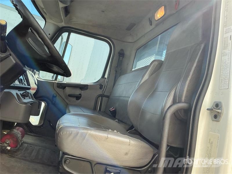 Freightliner M2 106 Tovornjaki s kesonom/platojem