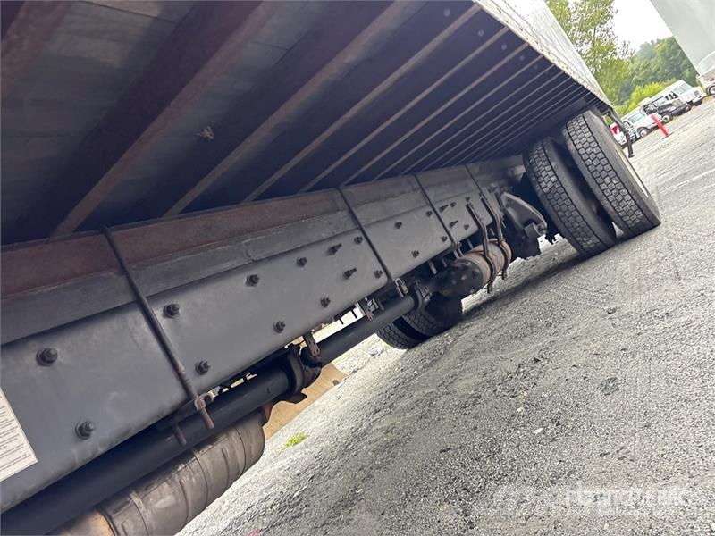 Freightliner M2 106 Kapali kasa kamyonlar