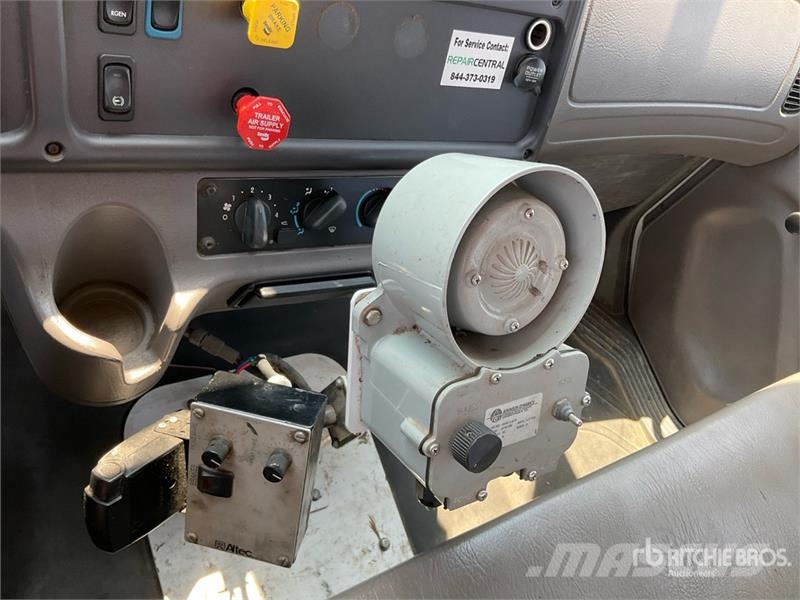 Freightliner M2 106 Bilmontert lift