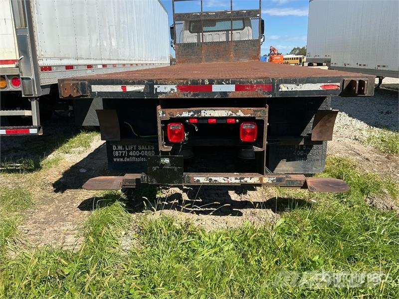 Freightliner M2 106 Tovornjaki s kesonom/platojem