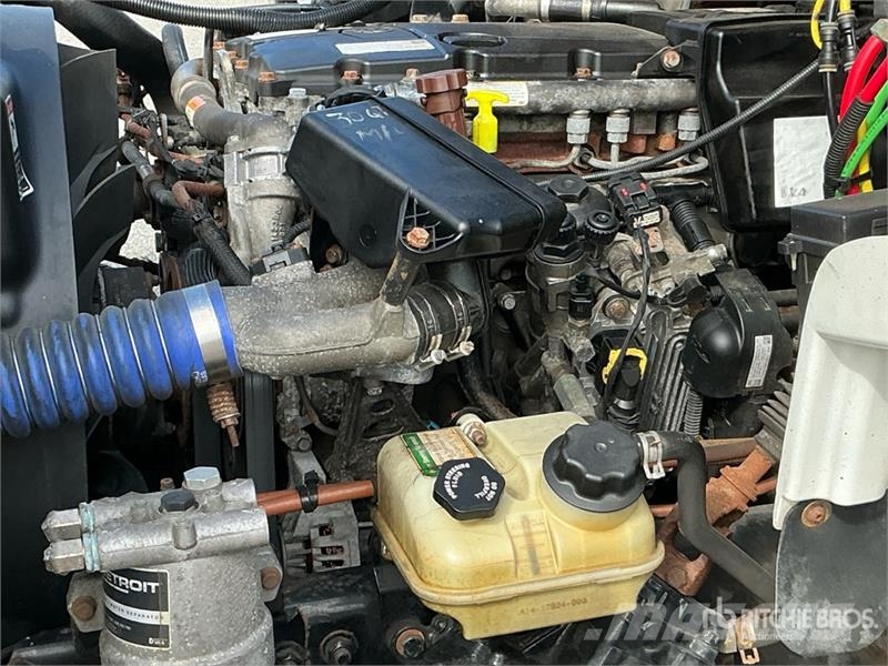 Freightliner M2 106 Вантажівки-платформи/бокове розвантаження