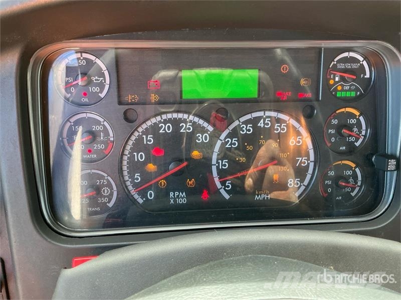 Freightliner M2 106 Вантажівки-платформи/бокове розвантаження