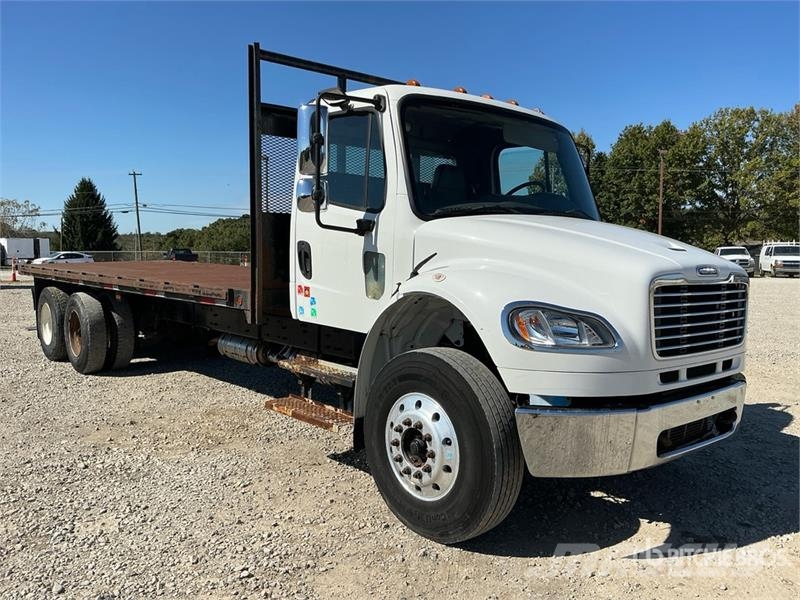 Freightliner M2 106 Tovornjaki s kesonom/platojem