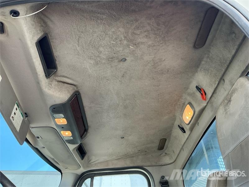 Freightliner M2 106 Tovornjaki s kesonom/platojem