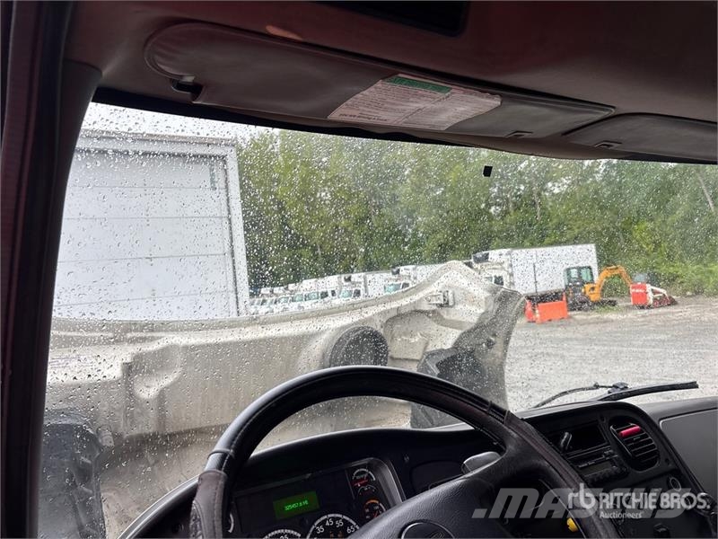 Freightliner M2 106 Kapali kasa kamyonlar