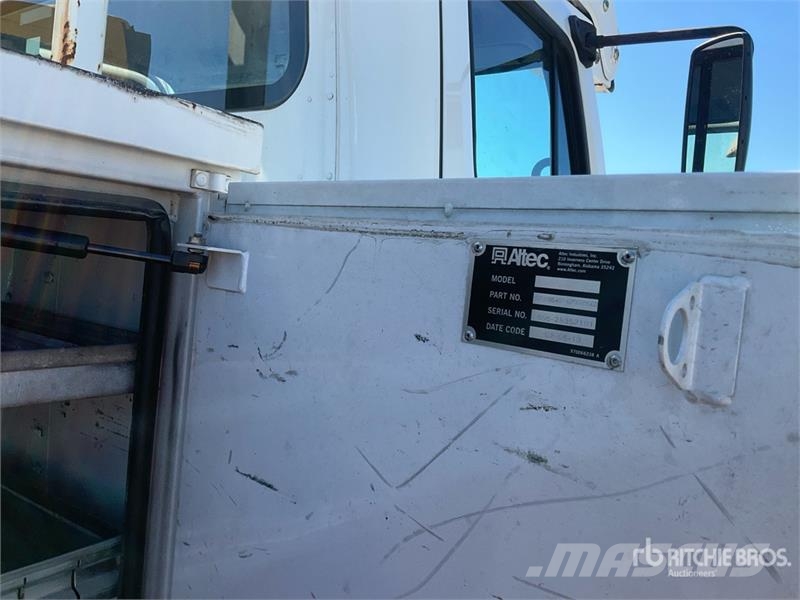 Freightliner M2 106 Truck mounted platforms