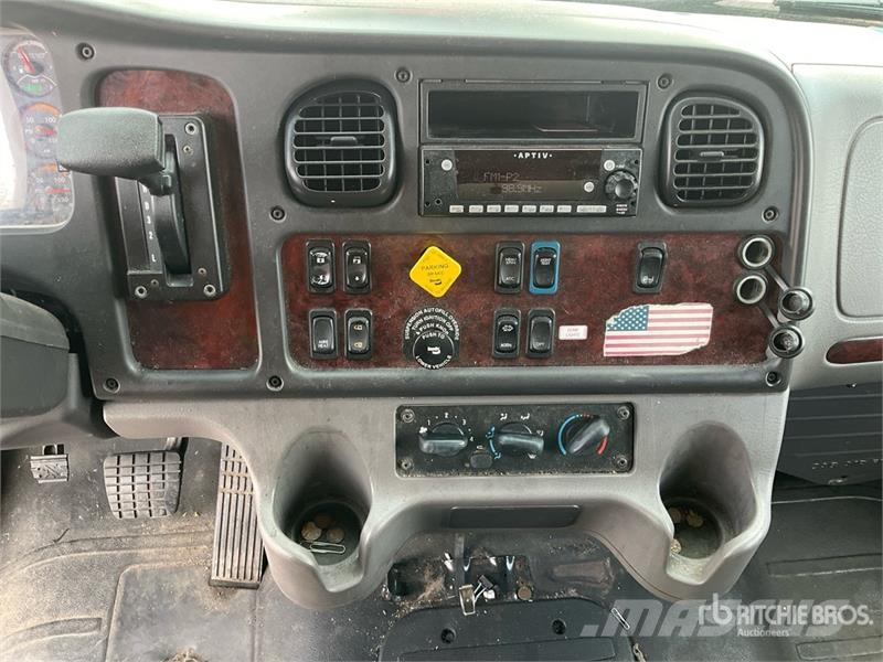 Freightliner M2 106 Skriňová nadstavba