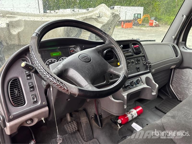 Freightliner M2 106 Kapali kasa kamyonlar