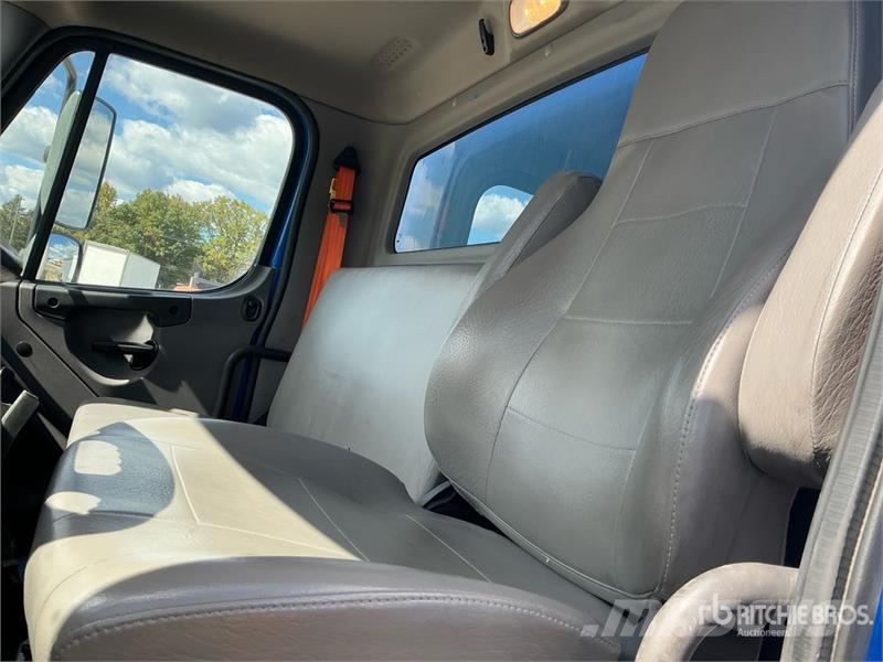 Freightliner M2 106 Sanduk kamioni