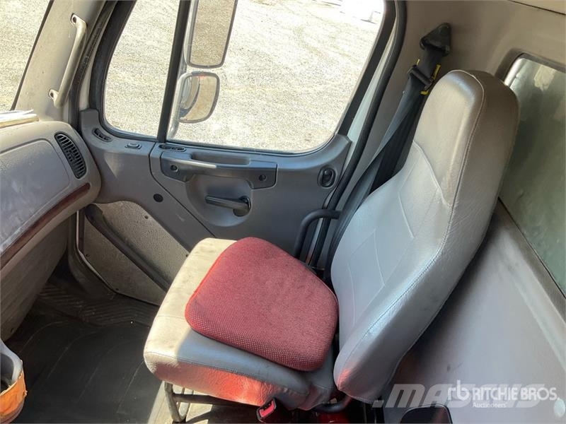 Freightliner M2 106 Грузовики-Рефрижераторы